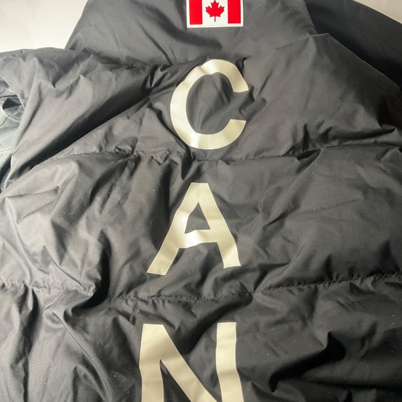 LULULEMON TEAM CANADA TRANSFORMABLE DOWN PARKA VEST NWT SZ 16 - Picture 12 of 16